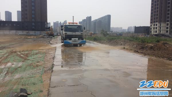 多措并舉，防塵降霾——鄭州18中新校區(qū)引入消防車(chē)助力揚(yáng)塵治理